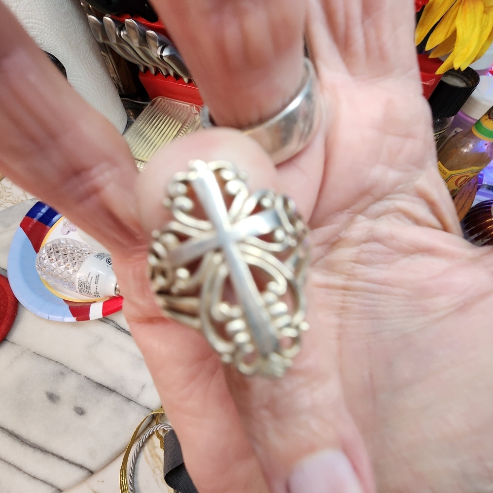 Elegant Silver Cross Ring Size 8 - Picture 8 of 10